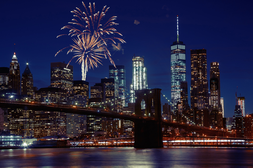 Luces de Nochevieja sobre el puente de Brooklyn en Nueva York