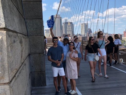 Puente de Brooklyn - Nuestros viajeros posando al lado de sus característicos arcos de estilo neogótico