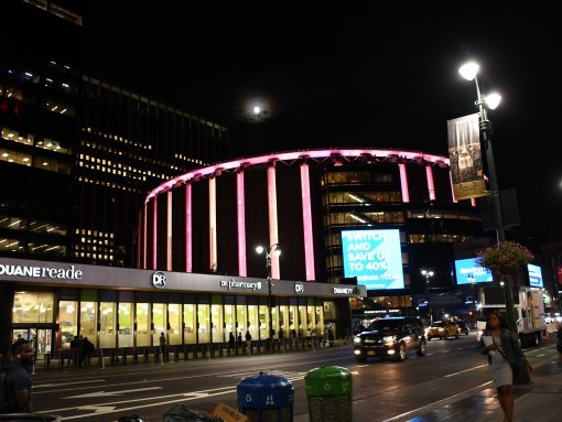 Madison Square Garden - Vista de noche de este famoso pabellón deportivo multiusos de Nueva York 
