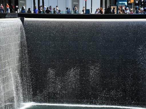 Memorial 11 de septiembre - Una de las 2 grandes piscinas negras y cuadradas que forman el memorial en Nueva York