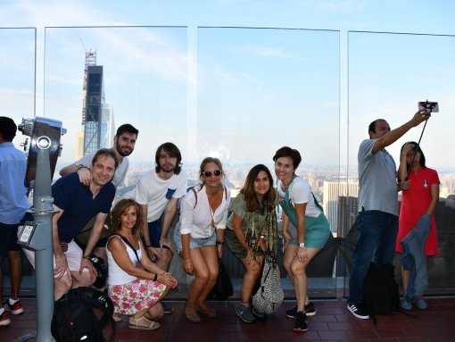 Top of the Rock - Uno de nuestros grupos disfrutando de las vistas desde la planta 70 de este mirador