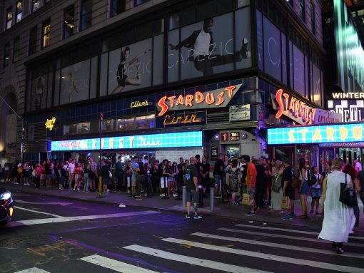 Ellen’s Stardust Diner - Cafetería ambientada en los años 50 donde los camareros cantan.