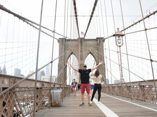 Puente de Brooklyn - Nuestro guía Daniel posa feliz y contento, como cada vez que cruza este puente