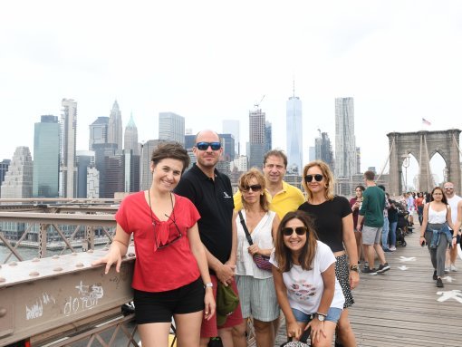 Puente de Brooklyn - Un grupo de viajeros de Te Llevo a Nueva York posando en el puente de Brooklyn con los rascacielos de Manhattan al fondo